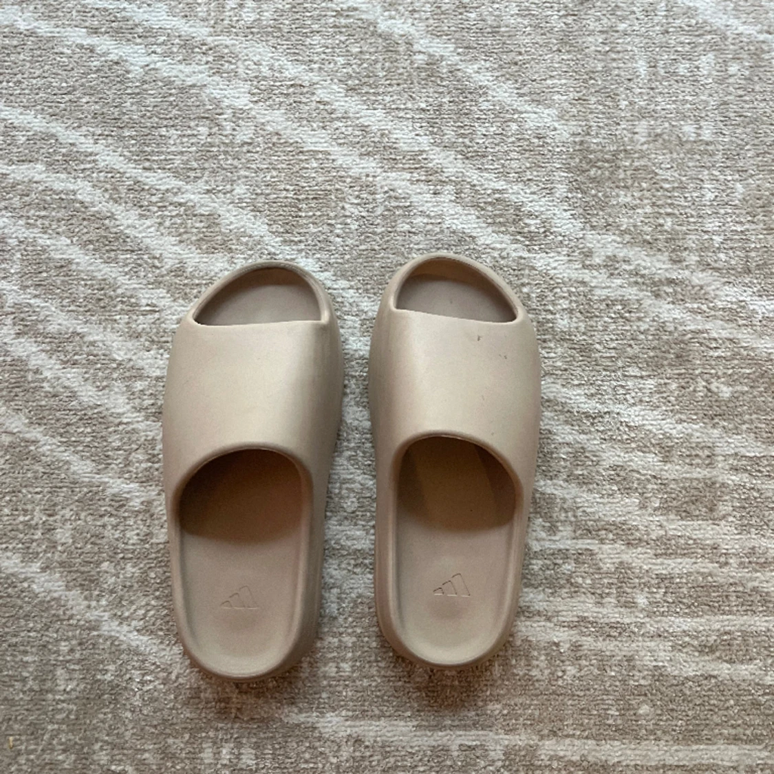 Yeezy slippers 