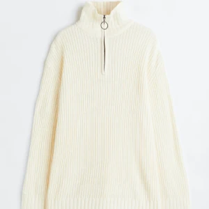 Ribbstickad tröja - Ribbstickad tröja från hm i färgen ”cream”, aldrig använd. Nypris 249kr