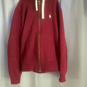 Ralphlauren zip hoodie - Tja, säljer denna stilrena ralphlauren tröjan till ett fint pris. Tröjan har inga hål eller fläckar och är i fint skick! Tveka inte på att höra av dig vid funderingar. Allt gott! 