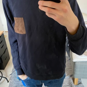 Crewneck Mocka - Säljer en COS mörklblå crewneck med en mocka ficka. Riktigt clean tröja. Passar M även om lappen säger L