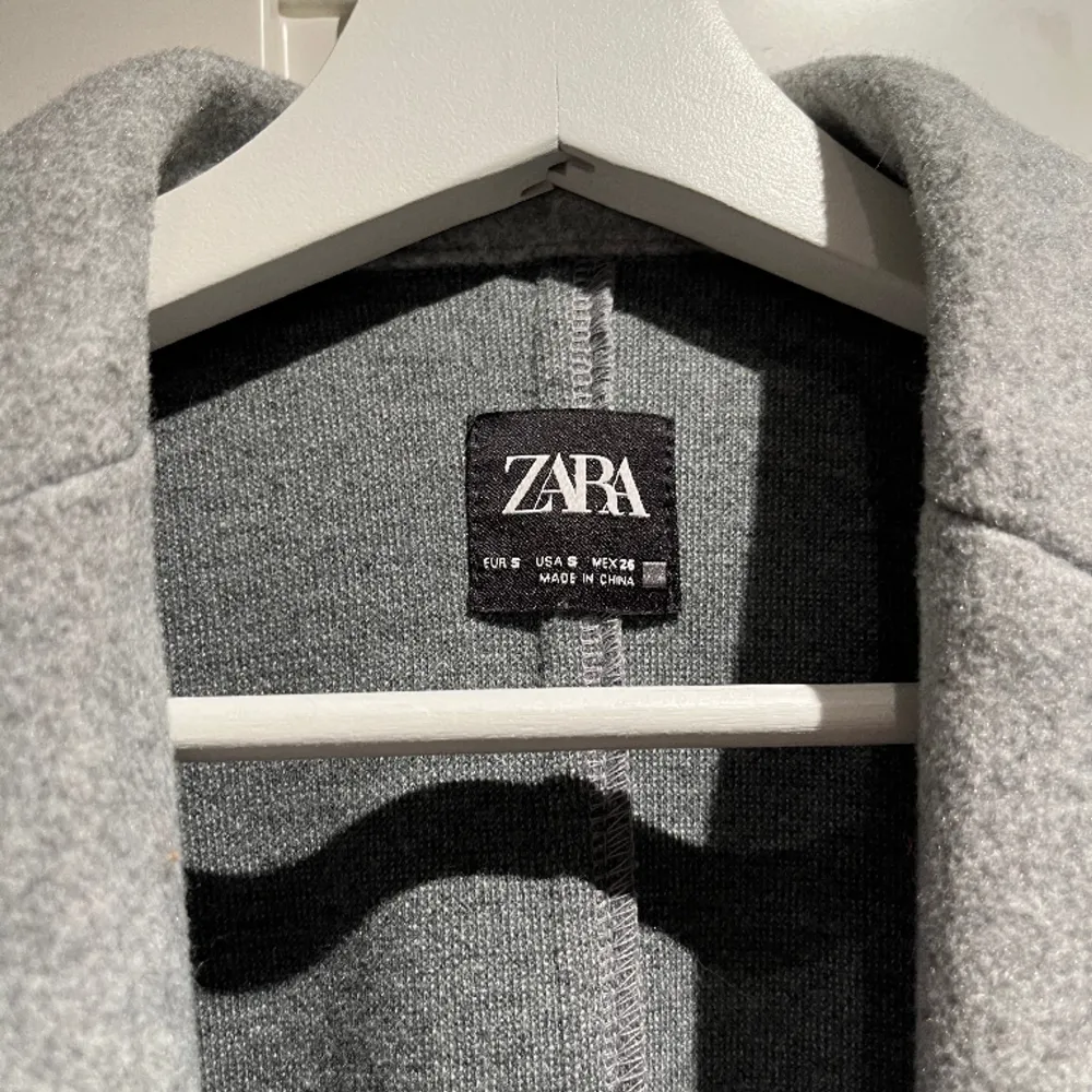 Kappa från Zara köpt för några år sen men knappt använd. Inge slitage. Storlek S men liknar mer en XS. Jackor.