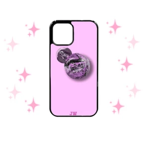 iPhone skal - Snygg skal! 🌟 Finns i iPhone XR,7,8,XS,X,11,XS MAX! Andra bilden är för att demonstrera hur skalet ser ut, med en annan design (hårt skal) , då jag trycker skalen när någon är intresserad 💕 valfria initialer kan läggas till! Skriv innan köp