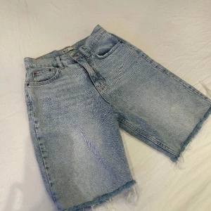 Shorts  - Jeans shorts från Gina. Helt nya, storlek 32