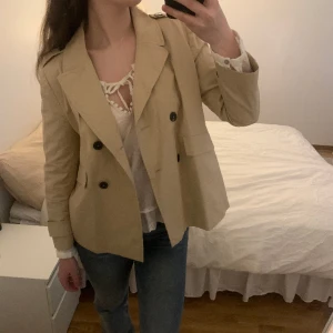 Skepparekappa - Skrpparekappa/ kort trenchcoat i beige färg. Storlek M men sitter mer som S. 