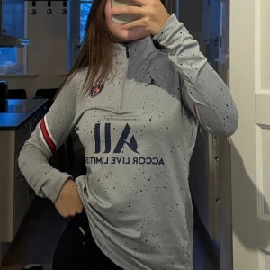 Jordan träningströja  - Använd en gång, super skön. Slutsåld online, köpt för 1300kr. Pris kan diskuteras vid snabb affär  
