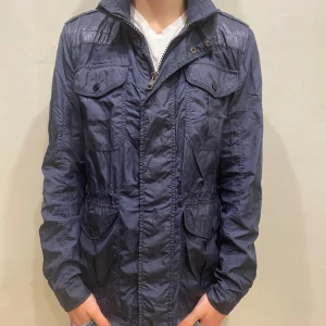 SafariJacka Moncler  - Hej! Säljer nu min Jacka från märket moncler , Storlek L sitter som S fint skick. Tveka inte på att höra av dig om du har frågor eller funderingar kring varan! 