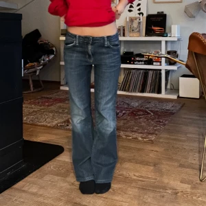 Lågmidjade bootcut jeans  - Lågmidjade bootcut jeans. Midjemått 35cm innerbenslängd 73 cm. Tryck på köp nu om du vill köpa ❤️‍🔥
