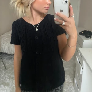 Svart kofta - Säljer denna svarta stickade kofta. Har du någon fråga är det bara att höra av dig🫶🏻