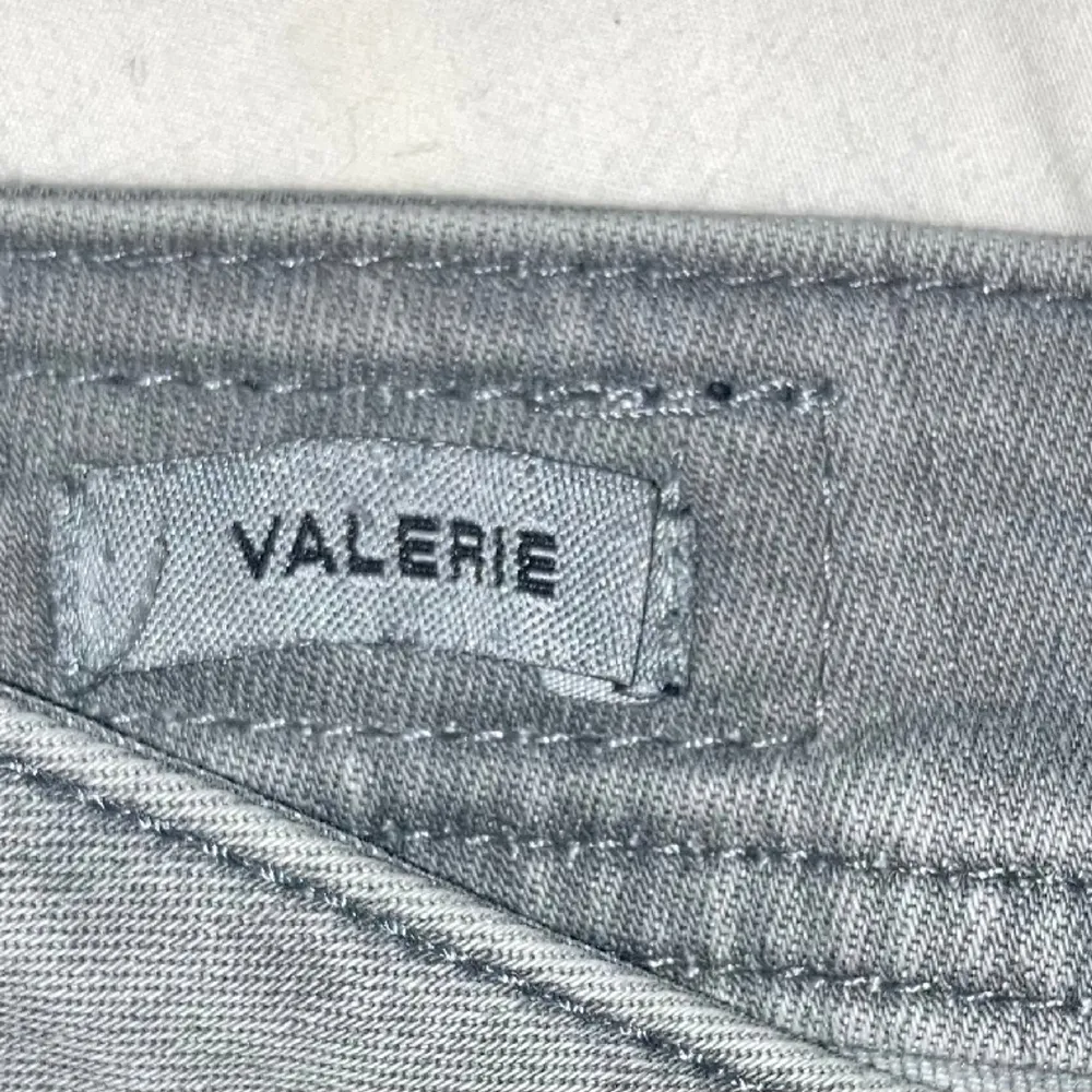 Vill byta ett par gråa ltb jeans i modellen valerie🤍dom är storlek W28/L30 och vill byta mot ett par likadana fast i mindre Waist💘Kan oxå sälja om jag får ett riktigt bra bud😍🤍 Hör av dig om du har några funderingar💘. Jeans & Byxor.