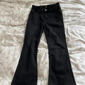 Svarta jeans från Lee i storlek W28 L31. De är i bra skick förutom att de är lite trasiga där nere (se på bild 3). Innerbenet är 74 cm och midjemåttet rakt över är 32 cm. Tryck gärna på köp nu!❤️
