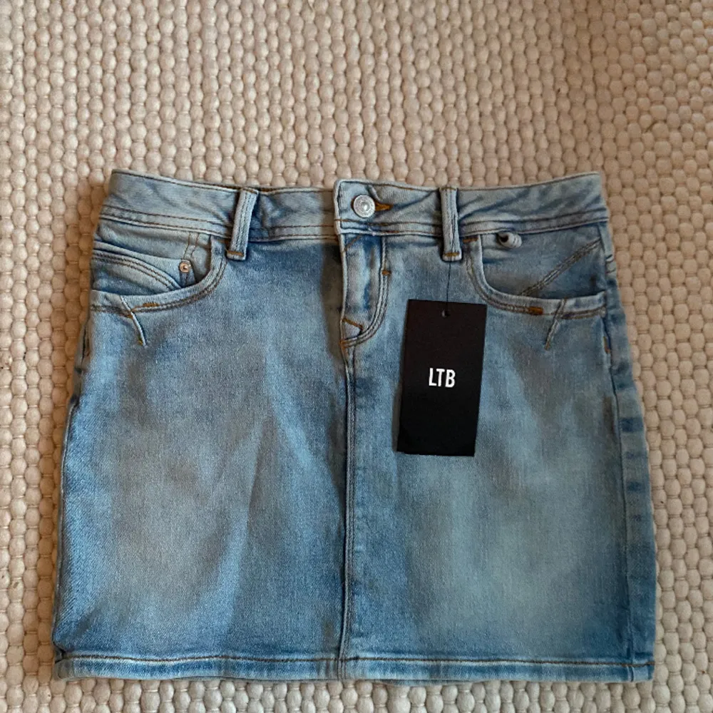 Jätte fin Ltb jeans kjol!! Aldrig använd i nyskick. Köpt för 455kr pris går att diskutera!!. Kjolar.