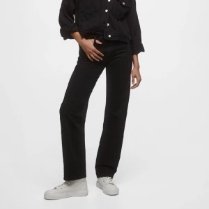 PULL&BEAR JEANS - Svarta byxor/jeans från pull&bear. Jättefin passform. Storlek 32. Köpte dom för 350kr i höstas, säljer nu för 200kr.