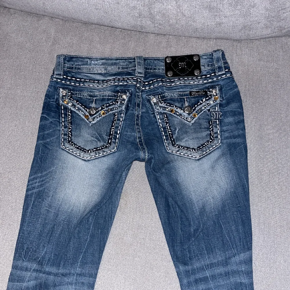 Skönaste jeansen jag ägt, utan defekter🫶🏼byter gärna mot zadig väska  Modellen är skinny 💗 Midjemått:74 Innerbenslängd:79. Jeans & Byxor.