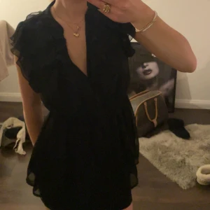 Söt blus med detaljer - Säljer min fina topp ifrån hm, legat i garderoben ett tag och sällan använd. Inget slitage och jättefint skick. 