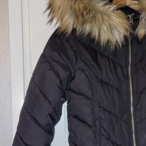 Snygga vinterjacka från SVEA  - Supersnygg vinterjacka från SVEA. Sparsamt använd ocwh i superfint skick! Storlek 160. Hämtas eller skickas, du väljer!  😊