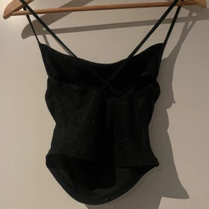 Glittrig topp - ✨jättefin glittrig festtopp från shein ✨storlek xs                                    ✨aldrig använd 