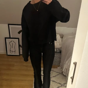 Sweatshirt  - Svart sweatshirt, använd men har lite till att ge