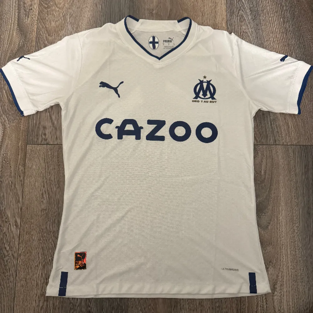 Marseille T-shirt i storlek S. Aldrig använd alltså 10/10 skick. Väldigt sällsynt, pris: 259kr.. T-shirts.