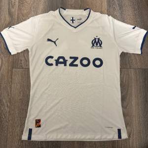 Marseille T-shirt i storlek S. Aldrig använd alltså 10/10 skick. Väldigt sällsynt, pris: 259kr.