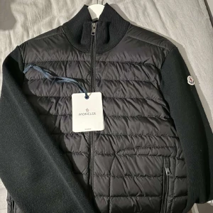 Moncler cardigan  - Säljer åt en vän. Og grejer följer med har även digitalt kvitto. Inga defekter eller så kom privat för mer info.🙌👏