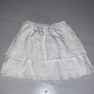 Jättesnygg kjol från Zara som är använd någon enstaka gång. Säljer då jag tyvärr växt ur den. Skriv om du vill ha mer information💕