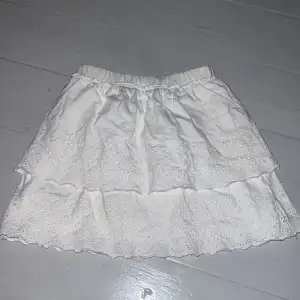 Jättesnygg kjol från Zara som är använd någon enstaka gång. Säljer då jag tyvärr växt ur den. Skriv om du vill ha mer information💕