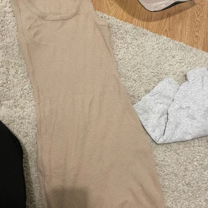 Två Strandklänningar - En beige en grå, storlek xs på båda. Köptes ihop. Aldrig använda 