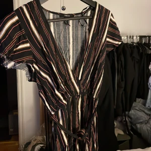 Klänning  - En söt randig klänning från forever 21. Strl S. 