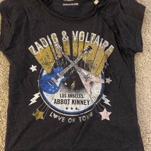 Zadig t shirt - Säljer min skit coola Zadig t shirt! Super snygg nu till våren och finns inte att köpa längre. Är i strl 14y men passar nog en xs/s också! 🩷🩷