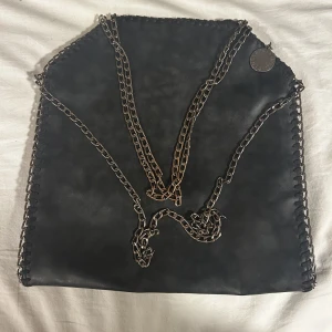Stella McCartney väska  - Stella McCartney liknande väska i bra skick. Använd mycket sparsamt och inga synliga defekter bara att ena kedjan är lite bronsfärgad och skriv om ni isåfall vill ha bild på det! Priset kan diskuteras ❤️