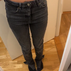 Gråa Jeans - Bra sick, klippta där nere själv för att passa bättre i längden. 