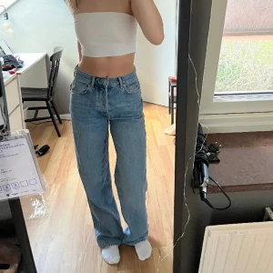 BLÅA JEANS  - Blåa jeans, midwaist/lågmidjade, i jättefint skick🌟säljer då de inte kommer till användning eftersom jag har ett liknande par🥰🥂 Jag är 1,68 Nypris: 500 kr 