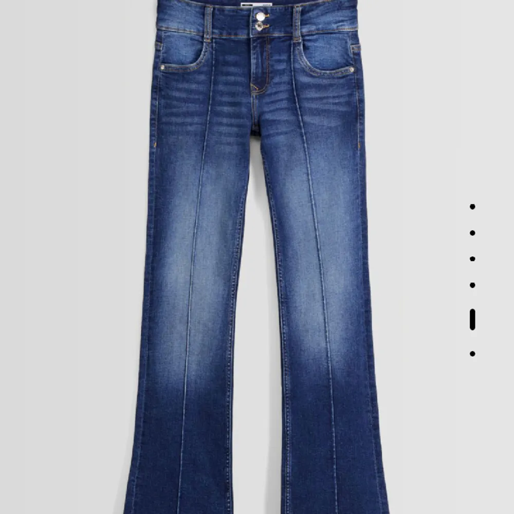Jättefina mörkblå jeans från BERSHKA, bara att fråga om egna bilder💕 Bra skick. Jeans & Byxor.