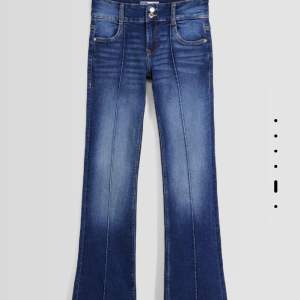 Jättefina mörkblå jeans från BERSHKA, bara att fråga om egna bilder💕 Bra skick