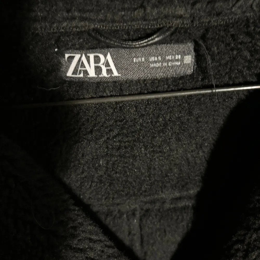 Säljer nu min Zara jacka med teddy foder och mocka💓 Den är använd 2-3 gånger därför är den som helt ny! Säljer pga den aldrig kommer till användning… Köptes för 859kr☀️Skriv för fler bilder🫶🏻. Jackor.