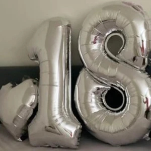 Födelsedag ballonger  - 18år ballonger + 2 ballong hjärtor i bra skick 