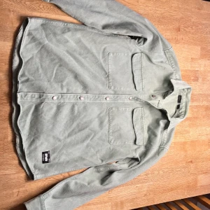 Pull and bear Overshirt  - Storlek M jag använder L så den är lite liten på bilden, använd 3 gånger väldigt bra skick