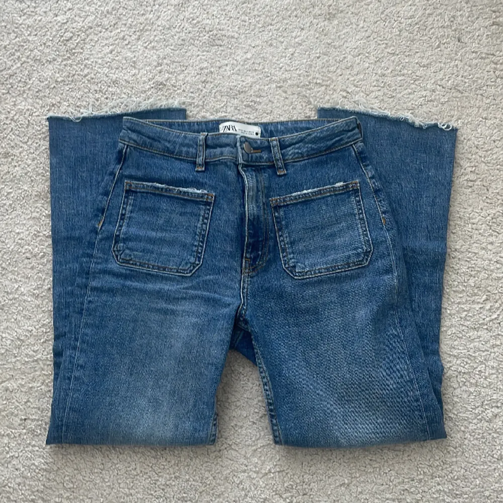 Jag säljer dom här super fina och sköna zara jeansen! Dom är i storlek 36 och orginal pris var 349kr⭐️. Jeans & Byxor.