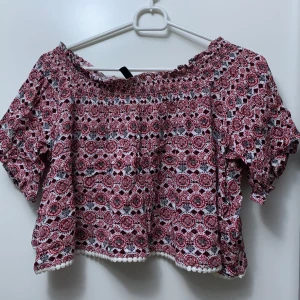 Off-shoulder topp - Off-shoulder topp, använd ca 1-2 ggr. Storleken är mer som S och M 🌸