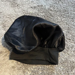 Satin mössa  - Aldrig använd 
