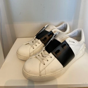 Valentino open sneake  - Säljer ett par svarta valentino skor i storlek 40 cond:8/10 då sulan har fadeat och skon är lite creasad, har inge box eller tillbehör. Kommer i replacement box För mer frågor eller om du vill ha mer bilder är det bara att höra av dig. 