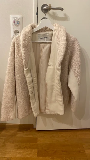 Beige teddyjacka - Skit snygg teddyjacka till våren!! Storlek 34 men passar 36 och över också! Jätte bra skick och fint märke