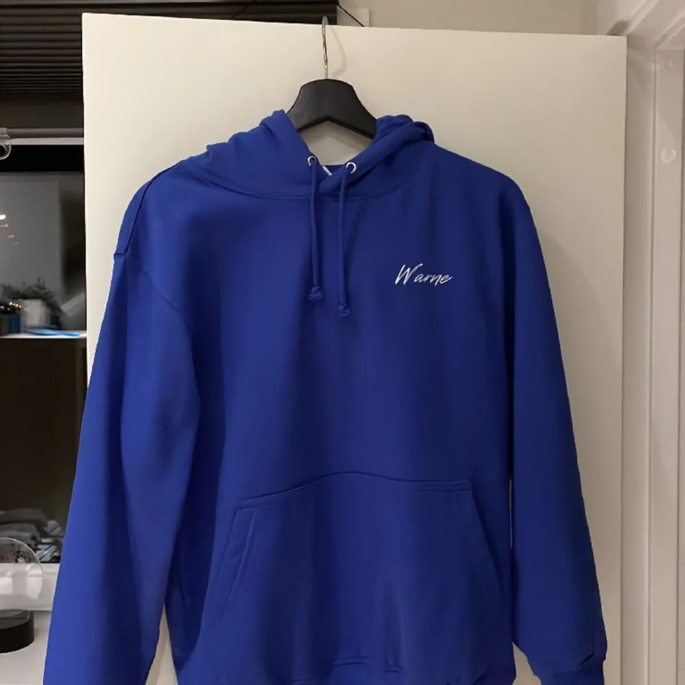 Hej  Jag säljer min Warne hoodie som är använd ett få tal gånger, ordinarie pris ligger på runt 650kr . Hoodies.