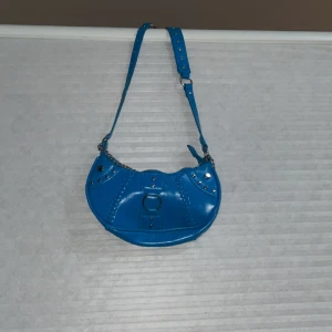 Blå Axel väska! - Bra skick! Som ny