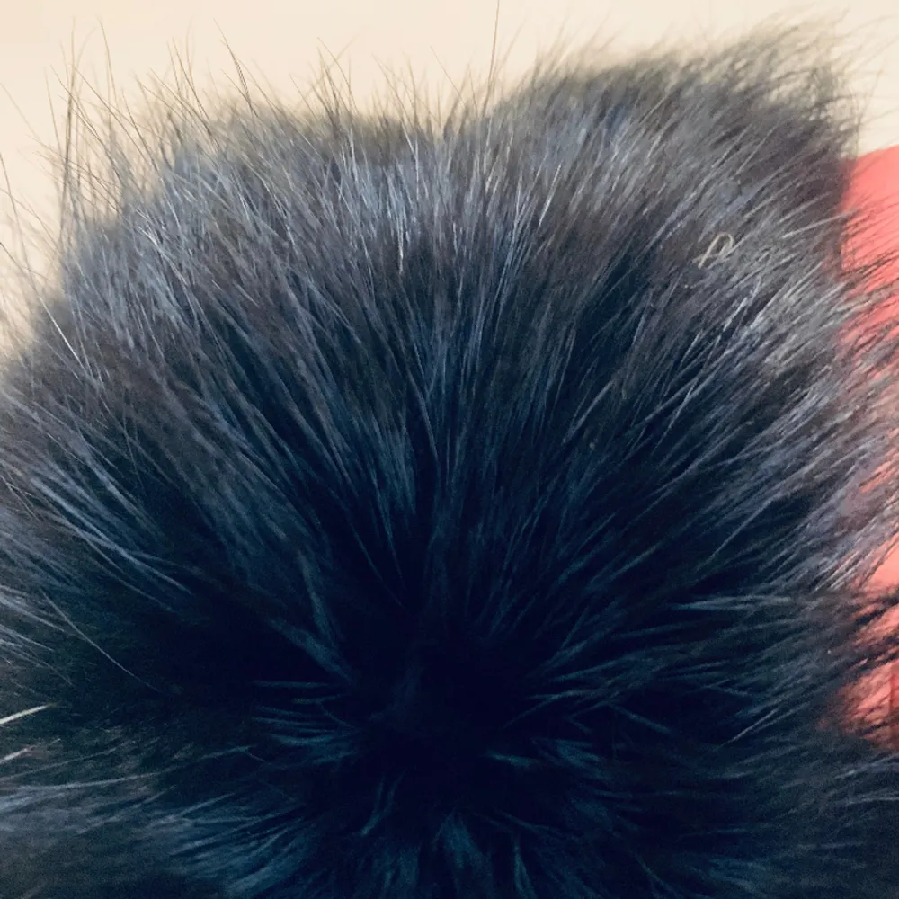 Jätte fin pälskrage i från maxmara i finaste räven mörk blå… Det knäpps runt halsen i varandra. Man kan ha den till tröjor, blusar eller jacka . Dyr i inköp. Muu.