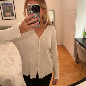 Stickad kofta - Stickad kofta. Saknar en knapp( märks knappt) finns ett litet hål brevid en knapp (se bild 3)