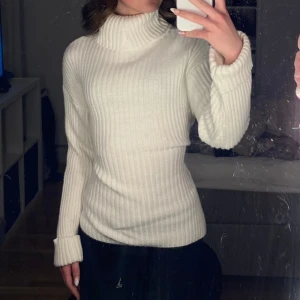 Stickad tröja - Jätte fin vit stickad tröja m pllo, slit och slim passform😻❤️