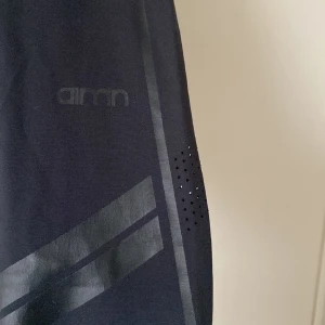 Aimn tights - All black rapid tights. Som i nyskick. Älskar dessa tightsen, sitter uppe bra och sitter smickrande, har ”lufthål” som gör att de andas bra under ett svettigt träningspass. Inköpta för 800 säljer för 500