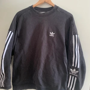 Adidas sweatshirt (Svart) - Tjenare du som tryckt dig in på det här inlägget! Här säljer jag min Svarta Adidas sweatshirt som inte kommer till användning längre. Sweatshirten är i gott skick och redo att skickas! Om du är intresserad så är det bara att höra av dig! Hörs