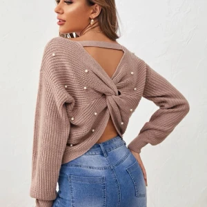 Shein stickad tröja med pärlor st S - En mjuk stickad tröja i dusty Rose färg . Slät fram och i ryggen ” korsad med ett extra band . Den är dekorerad med fina vita pärlor.  Så elegant till fint men även super snygg med jeans och ett par stövlar till vardags. Kanonskick!